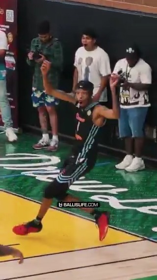 This still gotta be the greatest alley-oop I've ever seen 🤯🤯