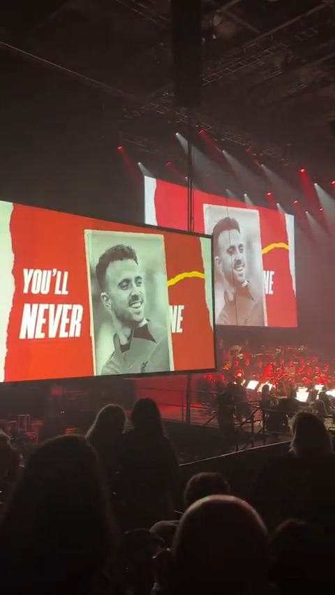 Emotional You'll Never Walk Alone performed at the Zoe's Place concert in memory of Diogo Jota