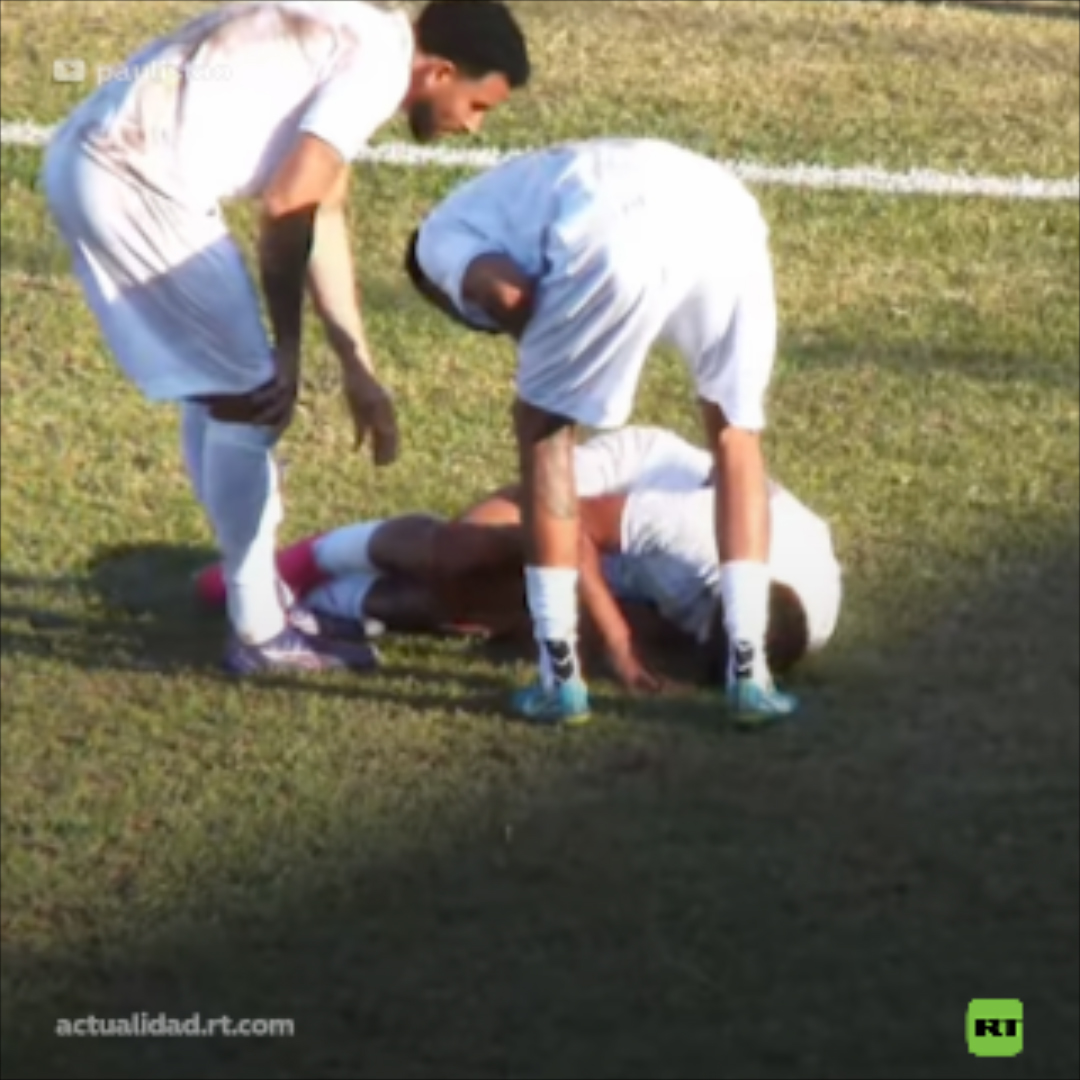 ⚽️🩼Futbolista se lesiona al celebrar un gol imitando a Cristiano Ronaldo En un partido de la Copa Paulista, Kesley Jamerson Silva Santos marcó un gol y lo celebró como Cristiano Ronaldo, pero al aterrizar sufrió una lesión en la rodilla derecha.