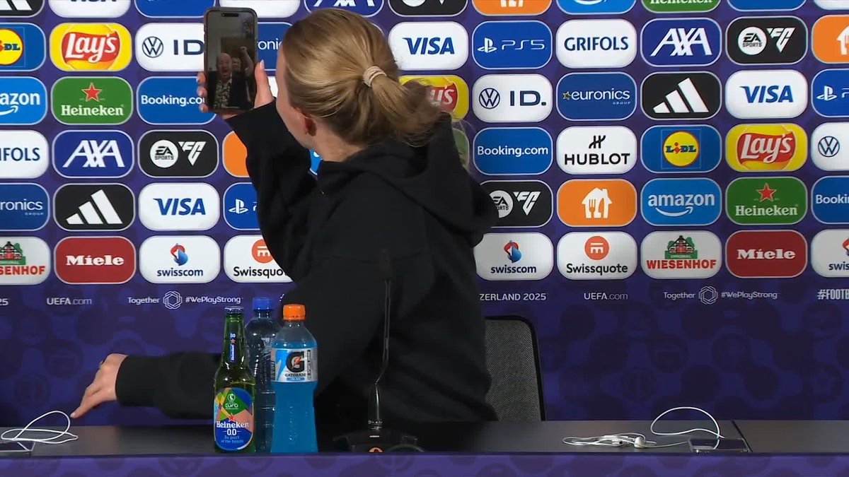🗣️ "Paul, I'M IN A PRESSER!" 📱 Hannah Hampton couldn't resist picking up the phone during the post-match press conference!