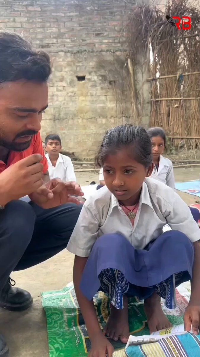 इस बच्ची की बात सुनकर मन भर आया.😪 4 नंबर की इकॉनमी बच्चों को पढ़ने के लिए बिल्डिंग नहीं दे सकती क्या? बिहार के बहादुरपुर के लाबाटोल कस्बे के बच्चे आज भी खुली जगह पर धूप और बारिश में पढ़ने को मज़बूर हैँ. क्या इनके लिए कोई राष्ट्रवादी आवाज उठाएगा
