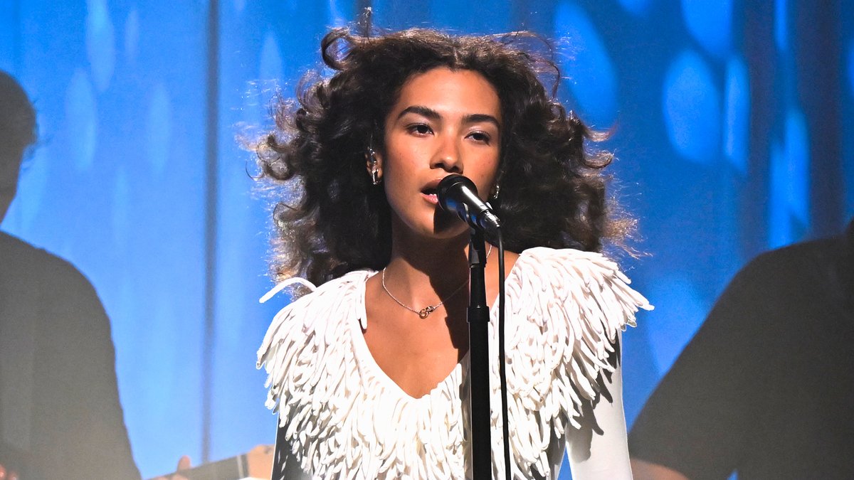 Olivia Dean performs “Nice To Each Other”! Watch the full performance ⬇️ #FallonTonight