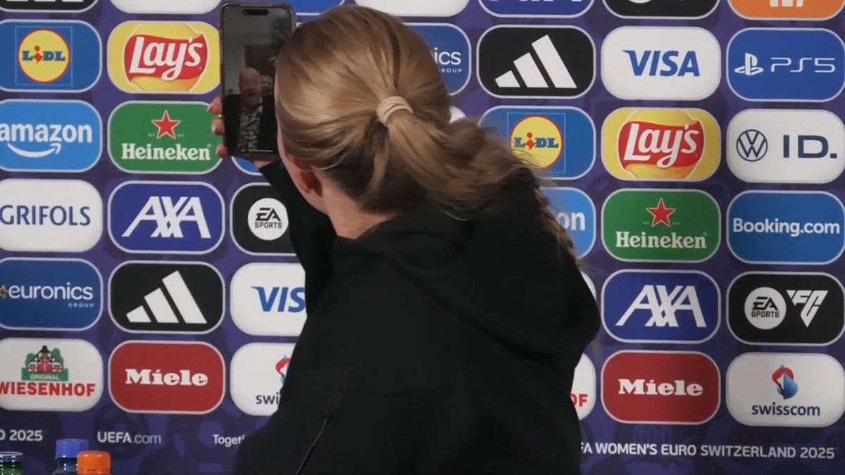 "Paul I'm in a presser! I'll call you back!" ๐คฃ Hannah Hampton's post-match press conference took an unexpected turn when it was interrupted by a FaceTime call ๐