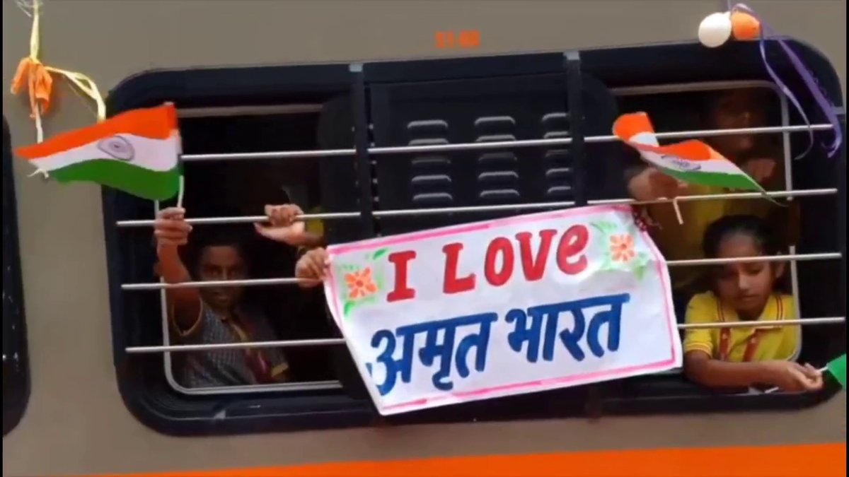PM मोदी के हरी झंडी दिखाने के बाद पटना के राजेंद्र नगर टर्मिनल से नई दिल्ली के लिए अमृत भारत ट्रेन रवाना हुई..