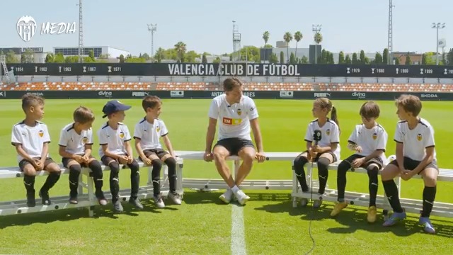 Los niños y niñas del Campus de Verano del Valencia CF han entrevistado a Jesús Vázquez Atentos a la última pregunta 🎯 #ADNVCF 🦇