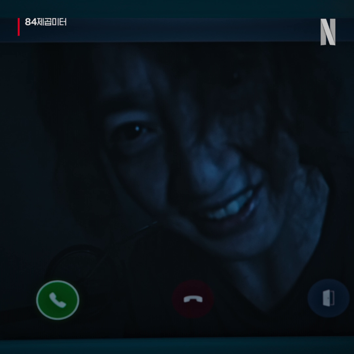 “네가 집에 있을 때만 소리 난다고” 초인종 너머, 수상한 아랫집 여자의 등장. 영화 <84제곱미터>, 절찬 스트리밍 중.