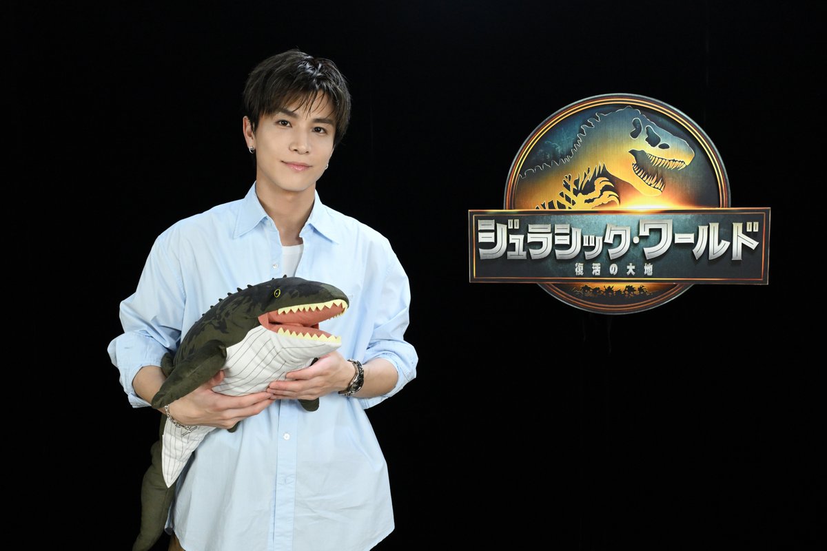 ◢◤ 金曜日🪩は #恐竜フライデー🦖 ◥◣ #ヘンリー・ルーミス 博士の吹替を担当した #岩田剛典 さんが好きな恐竜を語る📢🦕 岩田さんの好きな恐竜は――🏝️ 皆さんの好きな恐竜も #恐竜フライデー でお待ちしております✨ #ジュラシック・ワールド/#復活の大地 8.8 FRI🎬 Takanori Iwata