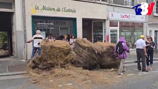 En réponse à Sandrine Rousseau, les agriculteurs ont déposé des bottes de foin devant la permanence écologiste à Blois, comme elle est bête à manger du foin, la Sandrine, faudrait pas la nourrir, en plus !