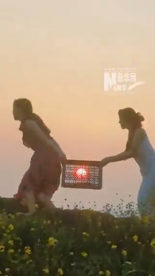【Video】Let's bring the #Sun home! Two creative minds “steal” the Sun with genius perspective #photography. #PhotographyMagic