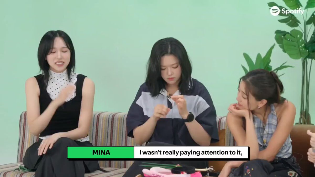 DIA TRISTE! 💔 #MINA revelou durante o “K-Pop ON! Video Podcast”, do Spotify, que removeu a sua pintinha perto dos lábios.