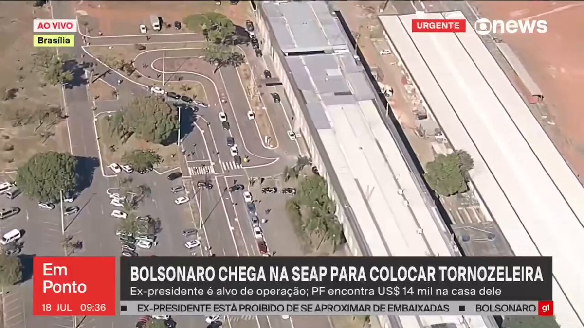 GRANDE DIA! O criminoso golpista chegando na Secretaria de Administração Penitenciária para colocar a tornozeleira eletrônica. BOLSONARO NA CADEIA