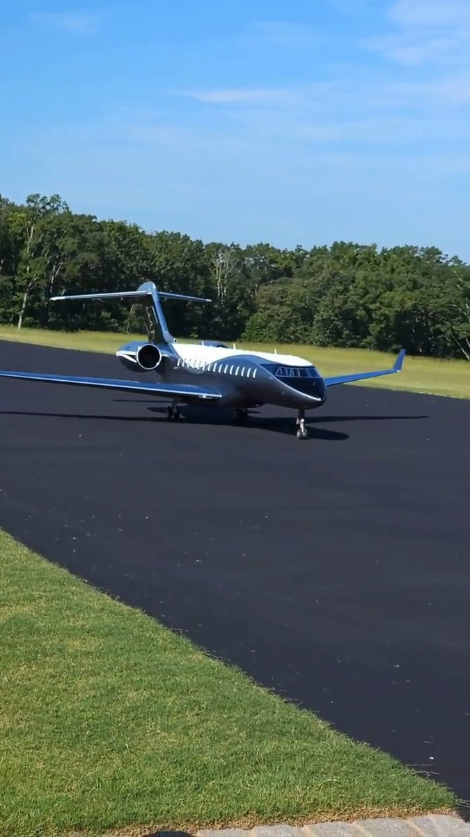 Say hello to YouTuber 🎥 Ramy RC's incredible 1:45 scale model of the record-setting Bombardier #Global7500. With a massive 23ft wingspan, this radio-controlled replica of the industry's flagship business jet is now airborne! Full video :