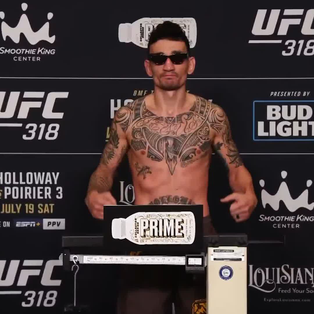 ⚖️ Pesée réussie pour Max Holloway 🌺 : 70,31 kg ! #UFC318