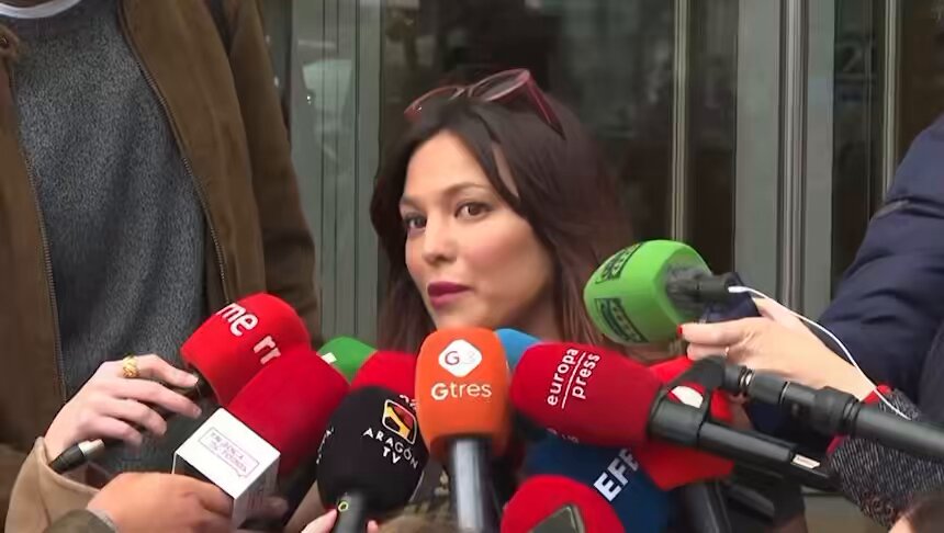 🔴 LA MANIPULACIÓN DE MI CARA Y DE LOS AUDIOS: CUANDO LA PRENSA DESTRUYE A LA VÍCTIMA 🔴 El lunes, El País y El Confidencial publicaron una foto retocada para afearme, tomada el día en que entregué mi teléfono móvil voluntariamente y sin nada que ocultar. 🟥 En esa imagen me han añadido claras manchas en la cara que NO están en la imagen original grabada el mismo día por otras cámaras. 📢 Pero no solo han manipulado mi imagen. También han cortado y editado mis audios, eliminando deliberadamente partes clave donde: ▪️ Yo digo que sé que ella ha pactado su versión con Errejón. ▪️ Aclaro que ella misma tenía los mensajes donde yo le contaba que me había acosado sexualmente. ▪️ Y donde se entiende que la presión que viví fue extrema. 🟡 Mientras tanto, Errejón sigue sin entregar su móvil. ¿Dónde está el foco? En intentar desacreditar a la denunciante y proteger al político. Esto no es periodismo. Es violencia simbólica. Y es exactamente lo que empuja a tantas mujeres al silencio. Estoy valorando acciones legales. 📷 VÍDEO REAL vs foto publicada este lunes y retocada con MANCHAS
