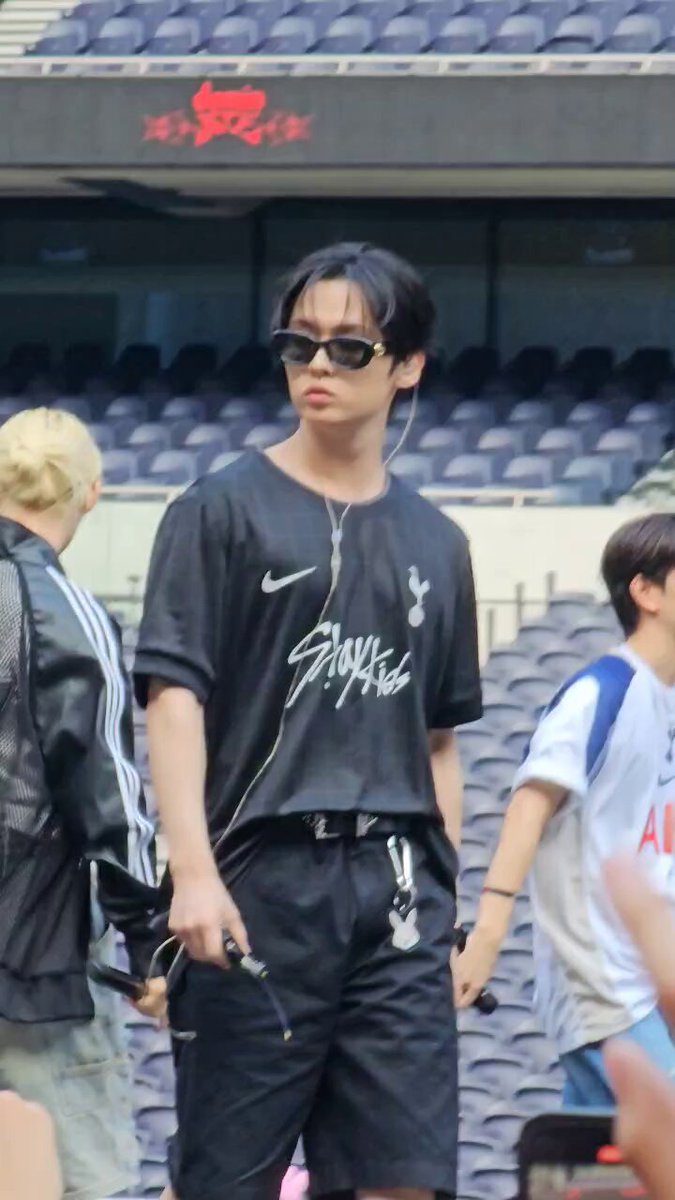 LEE KNOW LOOKS SOOOO GOOD #dominate_london