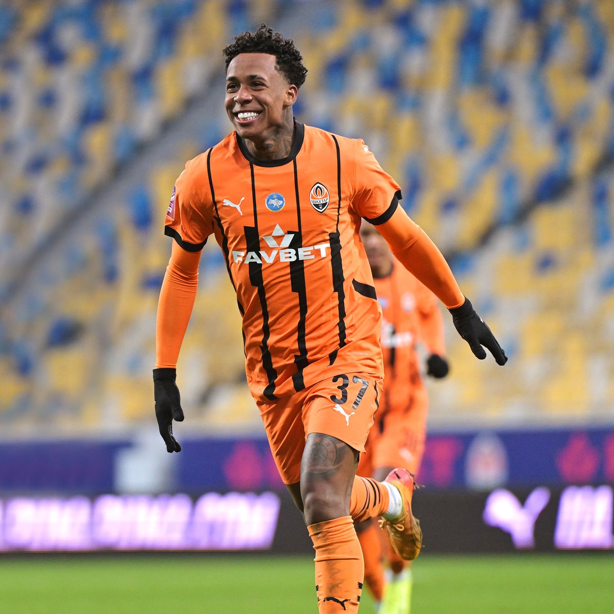Svensson’un performansı eleştirilebilir fakat Shakhtar maçında sağ bek Rashica oynasın diyen bir kesim var. Elinde orjin bir sağ bek oyuncusu varken Kevin karşısına Rashica oynatmak ne kadar mantıklı olabilir..