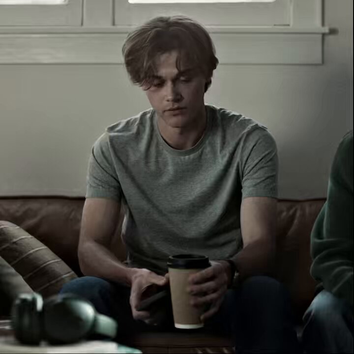 Vamos estar preparados pra quando o Conrad descobrir a traição do Jeremiah com a Belly, e ele ir até ela e soltar “E me odeio por estar fazendo isso. Mas, quando vejo vocês dois juntos, eu também o odeio. Não se case com ele. Não fique com ele. Fique comigo.”