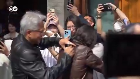 🔥【黄仁勋中国行:爆点言论合集】 1️⃣ 公开叫板:谁的手机和通信技术比华为更强? 2️⃣ 大胆承诺:要卖比H20更先进的芯片给中国! 3️⃣ 惊人爆料:特朗普都为我感到骄傲! 在中美科技战的风口浪尖,NVIDIA掌门人为何放出如此猛料?他的真实意图是什么?🤔 #黄仁勋 #英伟达 #华为 #中美科技战 #AI