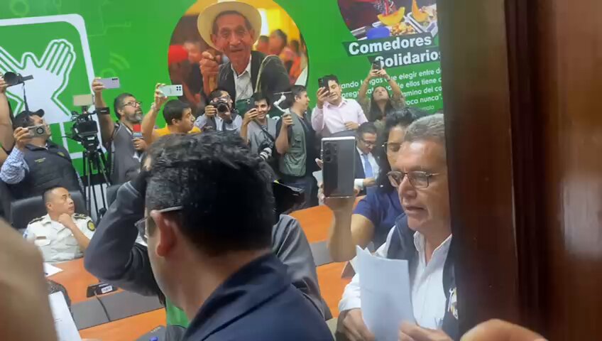 #Nacionales | El diputado Samuel Pérez le entregó la querella al líder sindicalista Joviel Acevedo, y luego entraron otros maestros a defender al sindicalista. Vía: Graciela Ramírez #PeriodismoQueDaLaCara