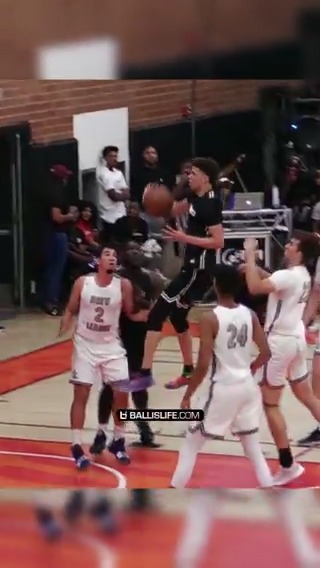 This lay by LaMelo was beautiful 😮‍💨😮‍💨