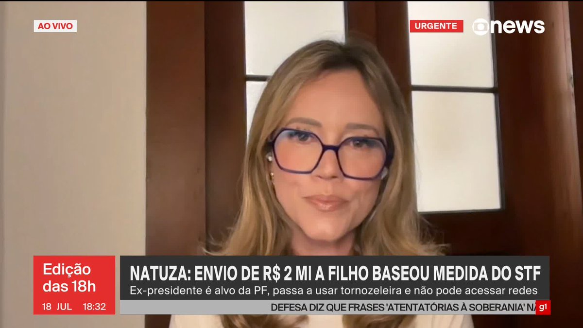 “Quando Eduardo Bolsonaro faz toda a gestão e aponta toda a artilharia para o Judiciário brasileiro, fazendo pressão declaradamente por uma punição aos juízes que vão julgar (Jair) Bolsonaro daqui a pouco, não haveria possibilidade de a Justiça não adotar essas medidas cautelares. Isso quem me disse foi um investigador, e por que o Bolsonaro e não o Eduardo? Porque Bolsonaro financiou Eduardo com R$ 2 milhões. (...) E perguntei a outro investigador: (...) por que não a prisão? Porque no entendimento da PGR e do próprio ministro Alexandre de Moraes, não faria tanto sentido. Bolsonaro é um líder popular, e outras medidas alternativas à prisão poderiam dar conta de evitar uma fuga. Mas vale explicar uma coisa: com tornozeleira eletrônica e a impossibilidade de entrar numa embaixada, significa que Bolsonaro não pode fugir? Não significa. Bolsonaro poderia agora sair da casa dele e se refugiar numa embaixada, e a polícia poderia não ter tempo de chegar e evitar que isso acontecesse. A única possibilidade de evitar, explicou o investigador, seria a prisão, mas que a decisão pelo caminho menos grave levou em conta quem é Bolsonaro, que o julgamento dele está prestes a ocorrer e o cuidado da Justiça brasileira de não atropelar as coisas”, diz Natuza Nery sobre o que respaldou a decisão por medidas cautelares contra Jair Bolsonaro. Saiba mais. ➡ Assista ao #Edição18: #GloboNews