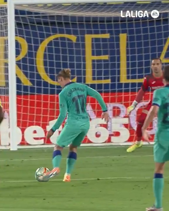 Eu lembro até hoje desse golaço e desse jogo. Que pecado foi esse cara pipocar no Barça. Tinha muito recurso.
