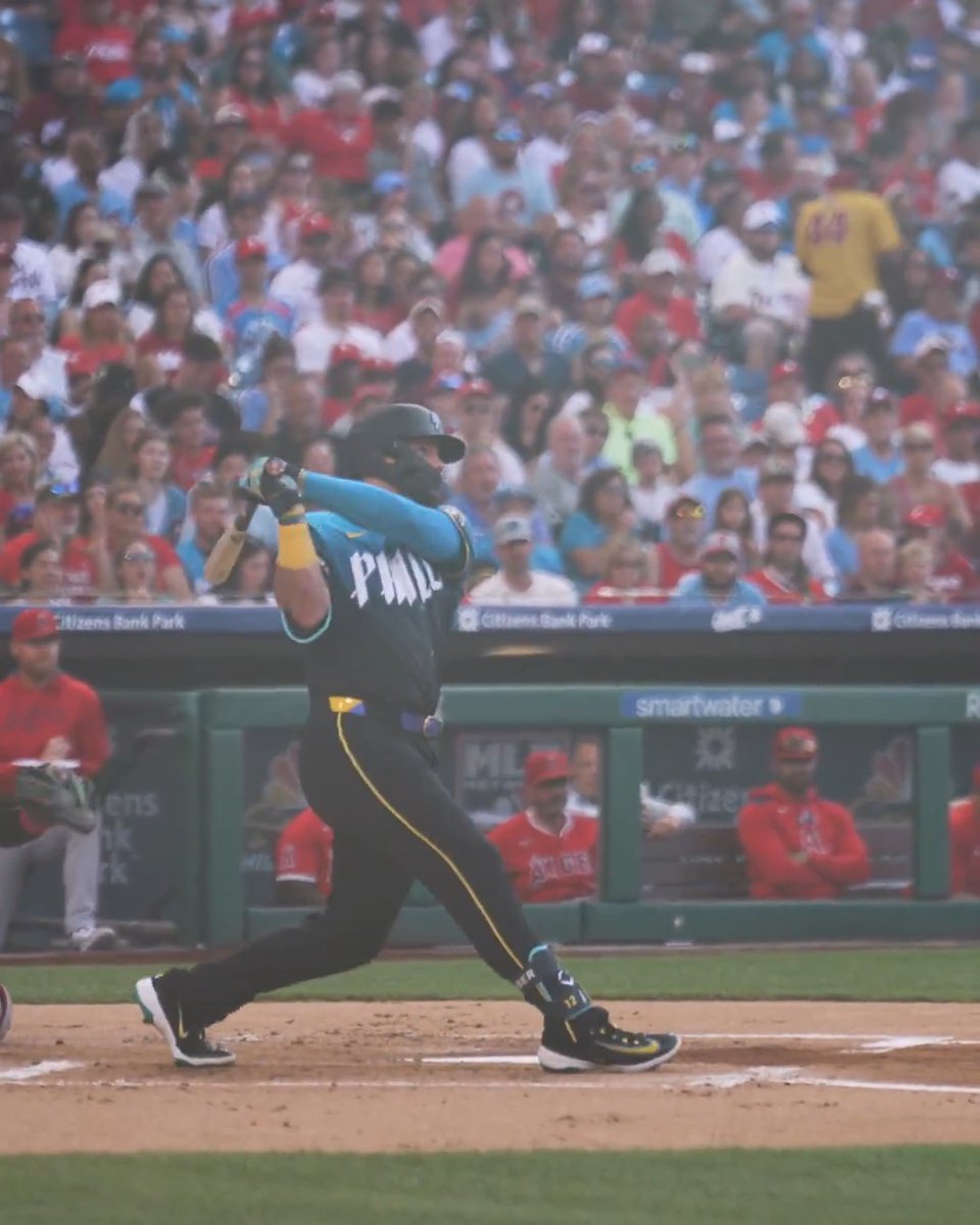 Kyle Schwarber's last 4 swings have all ended the same way 💣💣💣💣