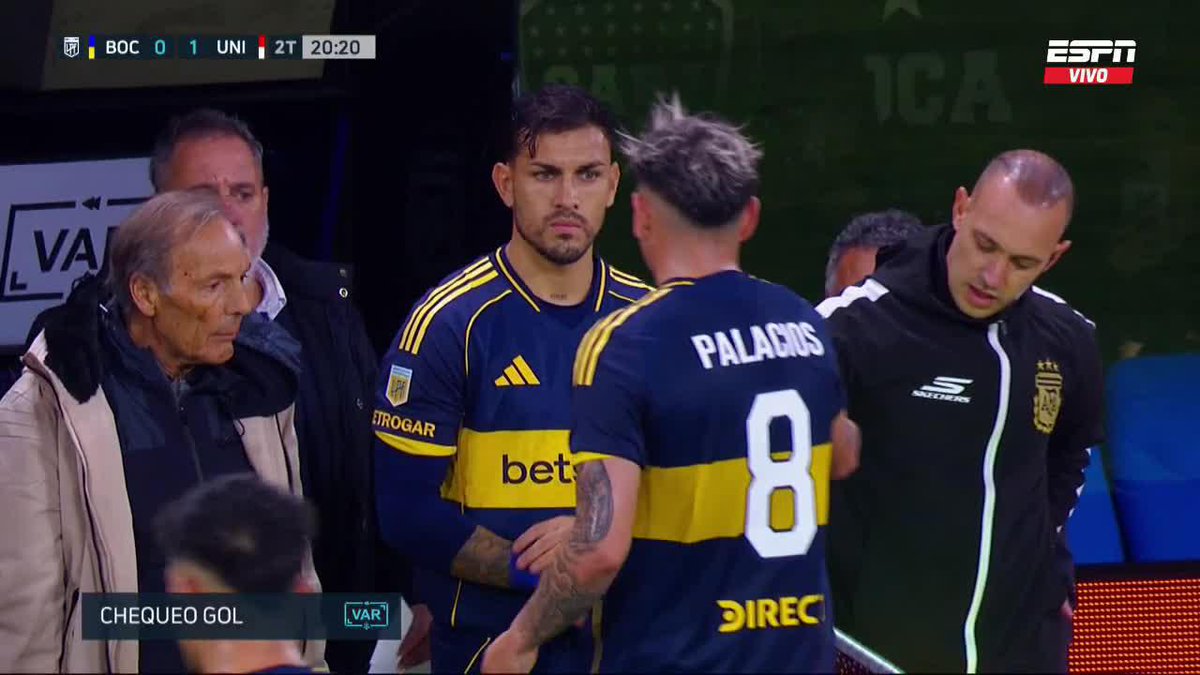 ¡ABUCHEOS PARA PALACIOS EN BOCA! Al momento de ser reemplazado por Leandro Paredes, el chileno recibió una silbatina de los hinchas xeneizes, disconformes con su nivel exhibido en la derrota parcial ante Unión en la Bombonera.