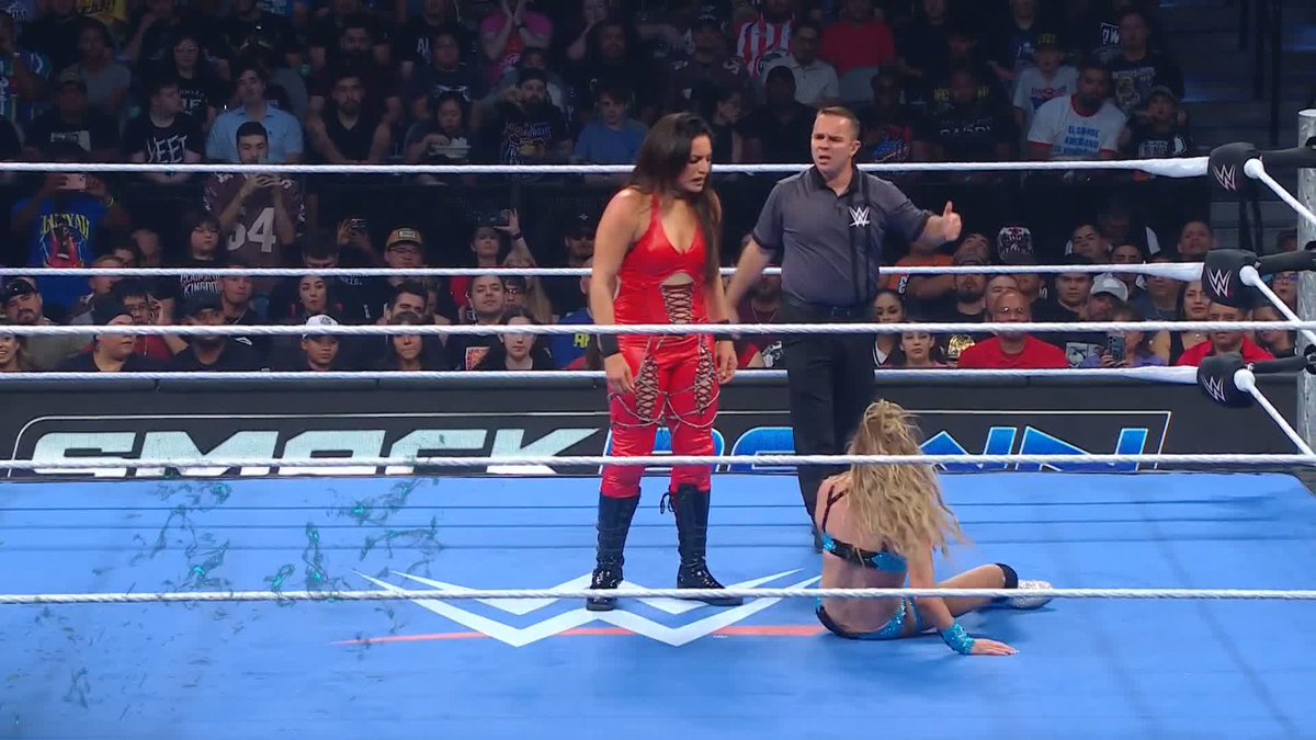 .Raquel is taking it to Charlotte Flair 👊