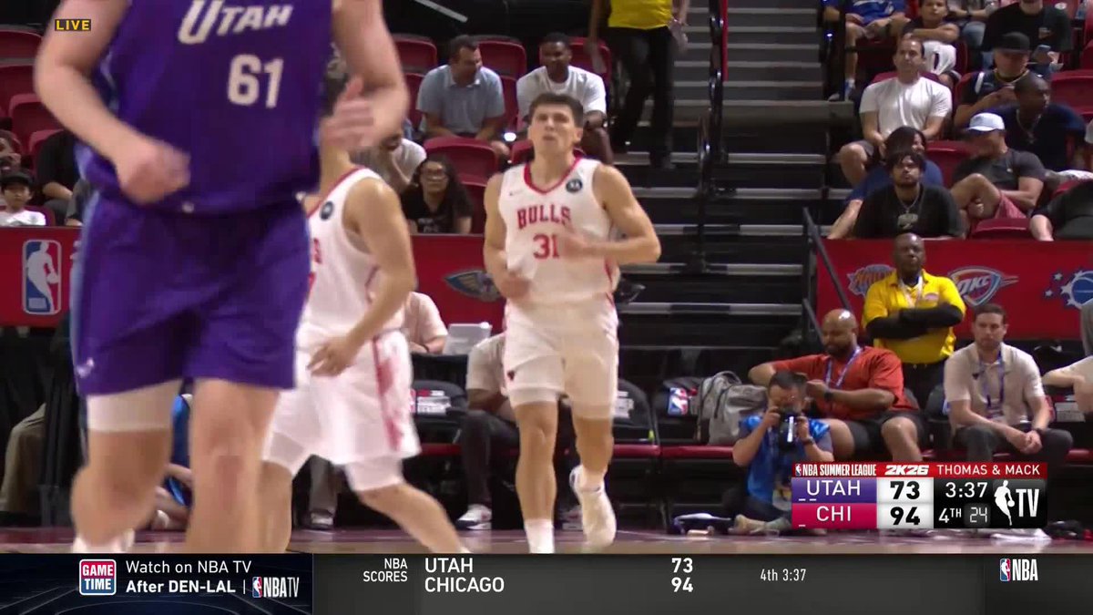 Kawamura no-look behind-the-back dropoff for Caleb Grill for the dunk 😱