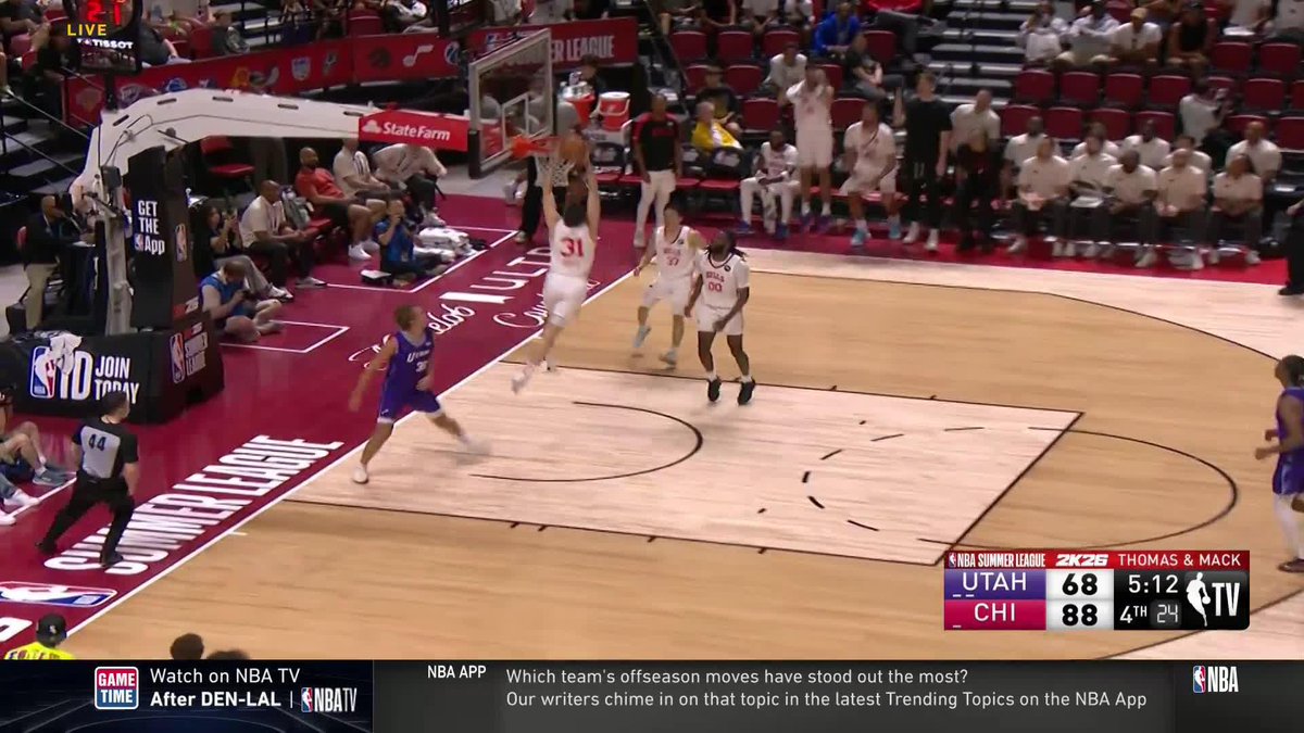 RJ Davis knocks down another triple for the Lakers 👌 He's got 17 PTS off the bench 😤