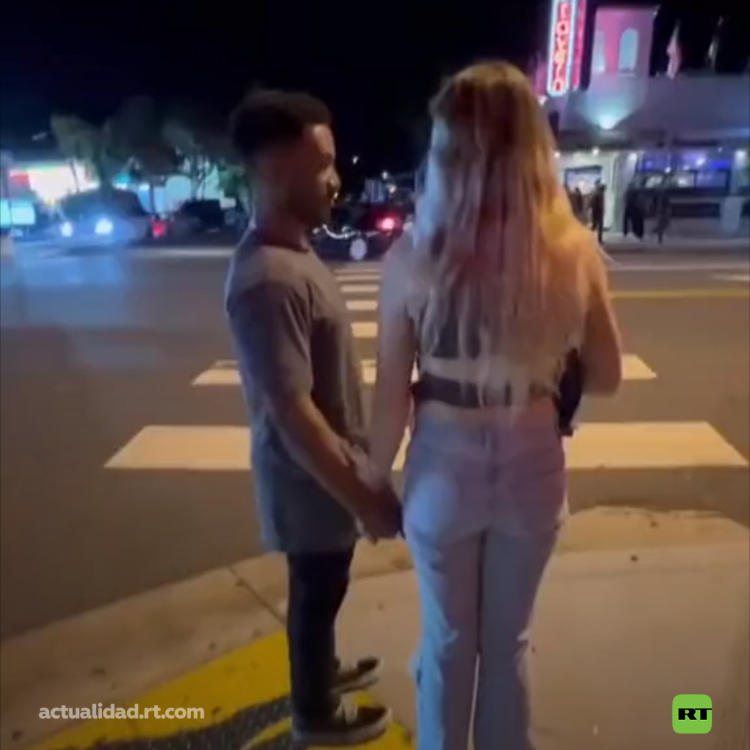 🤯¿En pleno 2025? Hombre interrumpe a pareja interracial en EE.UU. para decirles que 'no deberían estar juntos' 📹