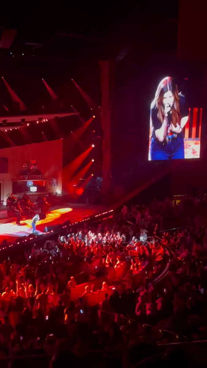 Elite voice &amp; very endearing personality. Fun night, Kelly Clarkson!