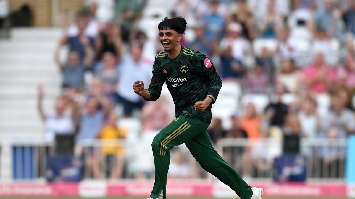 17-year-old Farhan Ahmed ended his first Blast season with a hat-trick! 🤯 Watch the highlights from a low-scoring match at Trent Bridge 🎥