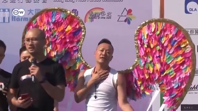 【香港同性婚姻新进展:步伐小,意义大】 在德国,同性婚姻早在多年前就已合法化,许多大城市每年都会举行盛大的彩虹游行,庆祝多样性与包容。而相比之下,香港尚未实现同婚合法化,关于平等权益的讨论仍在继续。