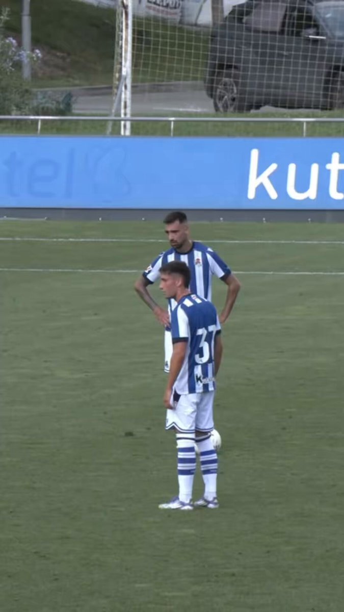 Aún sigo flipando con este gol de la Real Sociedad Fútbol. ¿Lo del balón qué es?