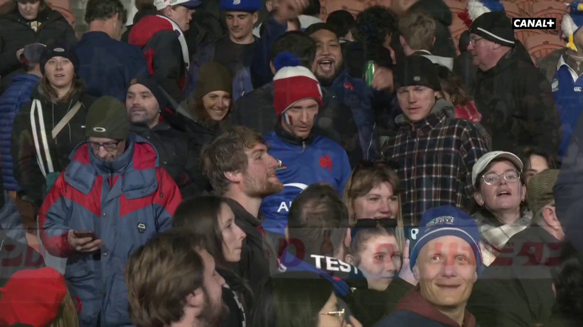 L'image de cette fin de match 😅 Qui était là, dans les tribunes avec le survêtement des Bleus ? Ben Tameifuna 🔥 #NZLFRA