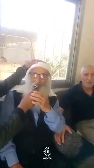 #VİDEO- Süveyda'da Bedevi silahlı güçler, Dürziler için kutsal olan bıyıklarını ve sakallarını kesiyor