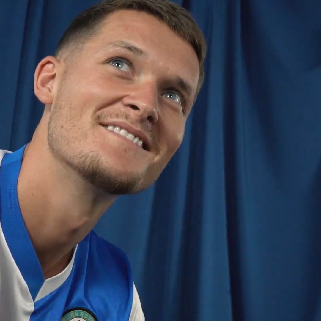 ✍️ Sean signs up! 🇮🇪 #Rovers 🔵⚪️