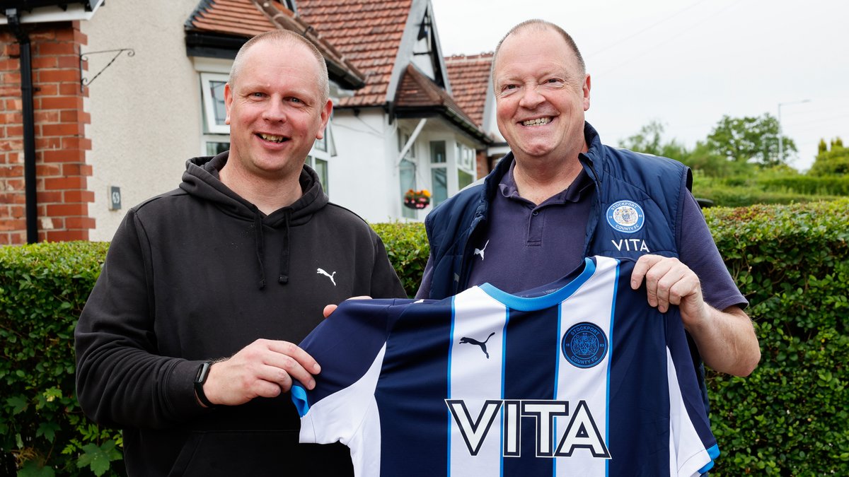 Away shirt surprise 🚪🔔 Club President, Steve Bellis dropped by and surprised some of our most loyal fans on their doorstep with a brand new away shirt yesterday 💙 #StockportCounty