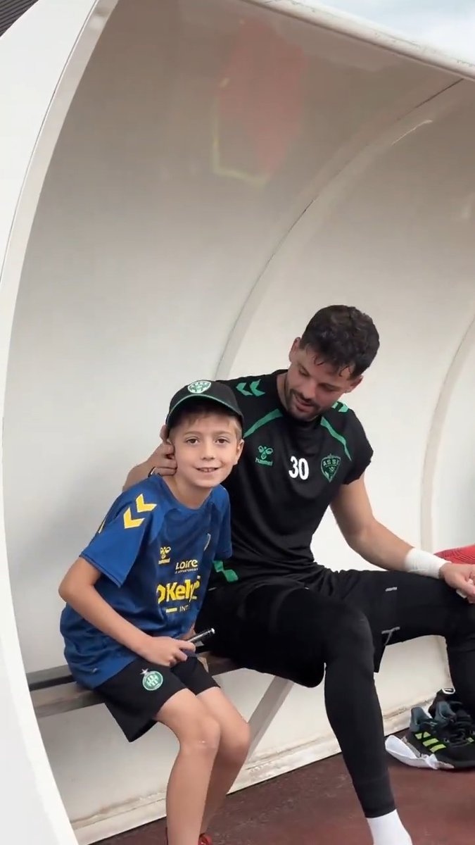 🤗 Assis en tribune dès le début de la séance, Côme méritait bien un surclassement ! Le petit fan des Verts a terminé la matinée au plus près de ses joueurs préférés ! 💚