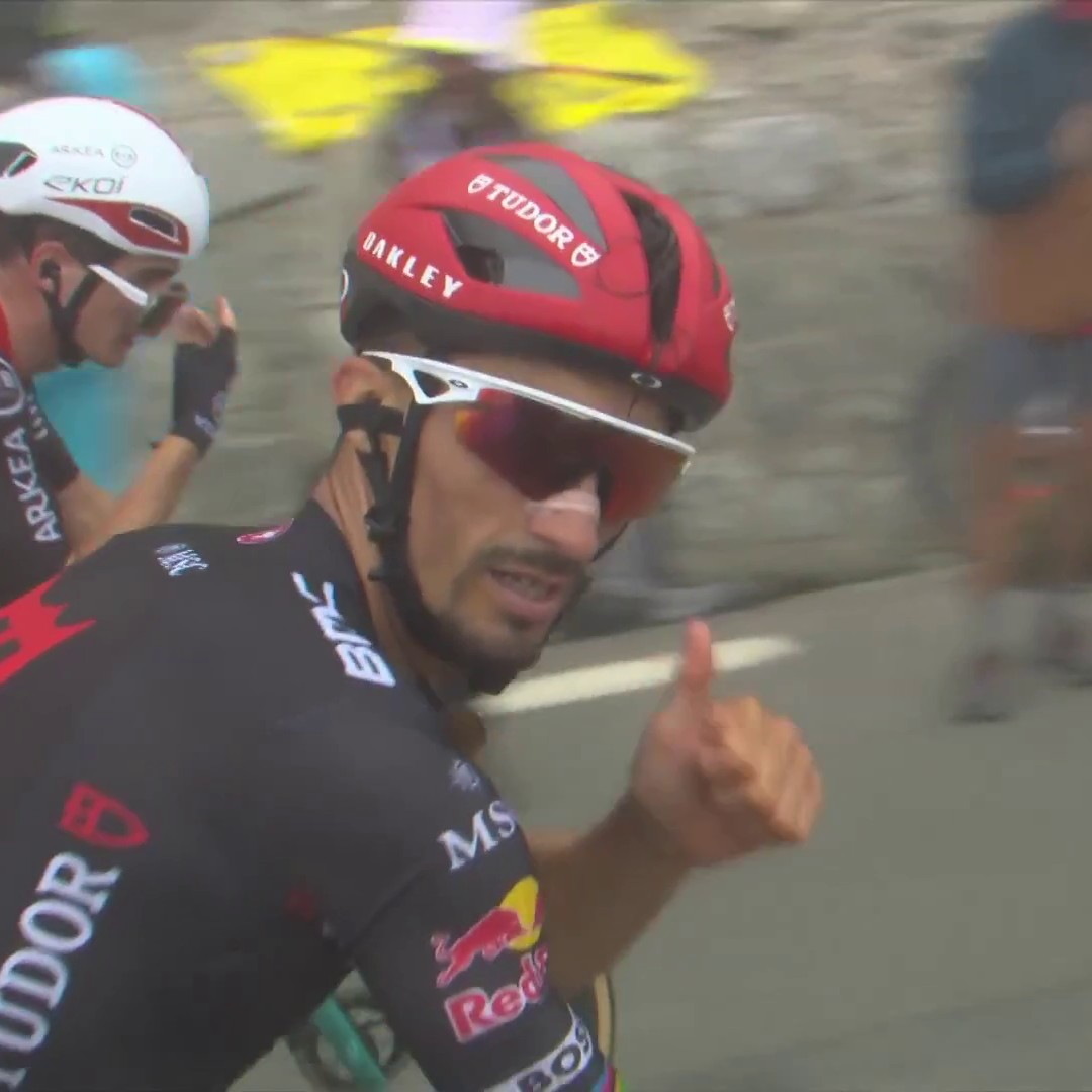 Séquence extraordinaire : Julian Alaphilippe vole une pancarte dans le Tourmalet pour se réchauffer avant de présenter ses excuses 😆 #LesRP #TDF2025
