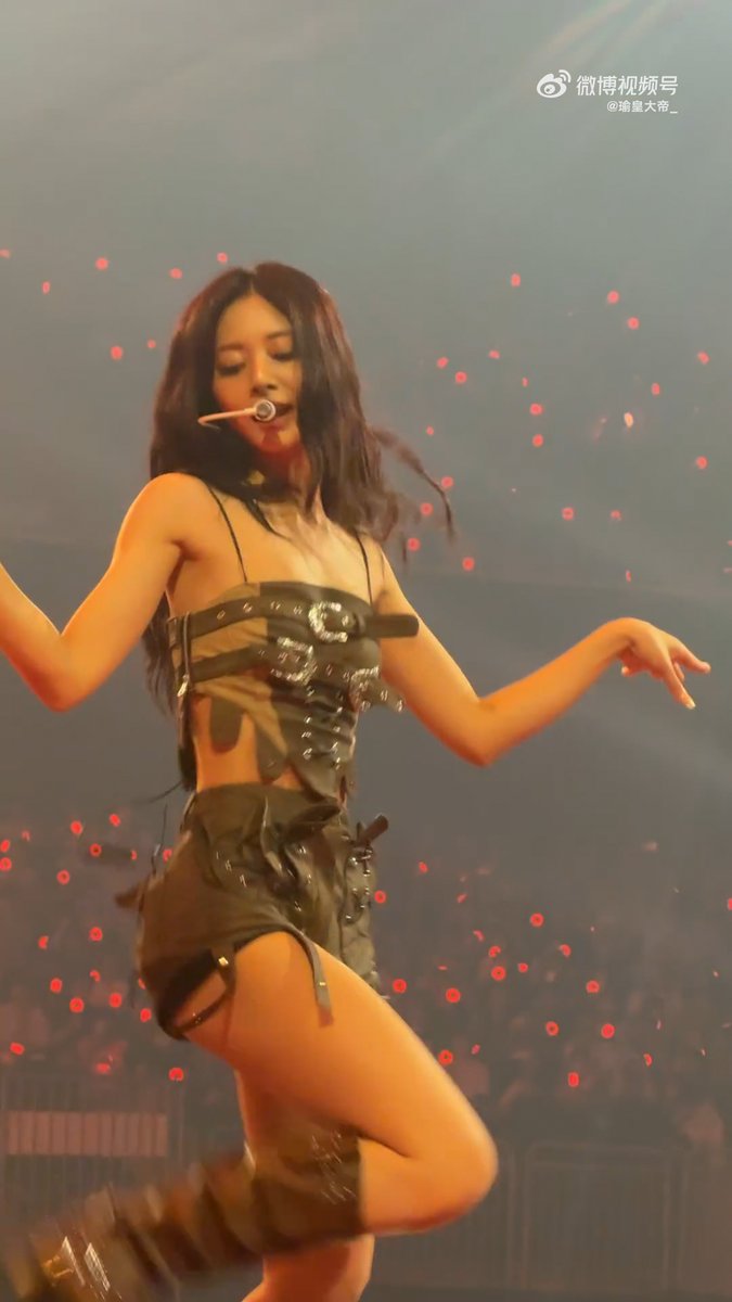 TZUYU RIGHT HAND GIRL