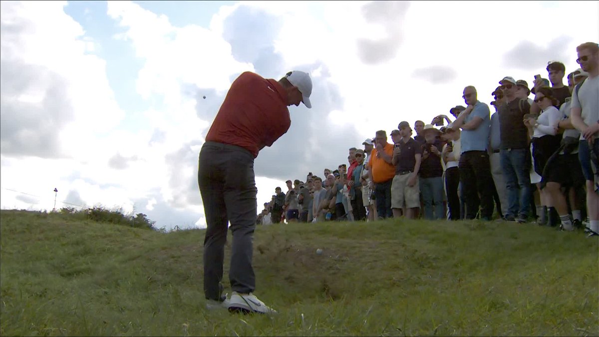 HAVE YOU EVER SEEN THIS BEFORE?! 🤯 A second ball appears as Rory McIlroy plays his shot 😱