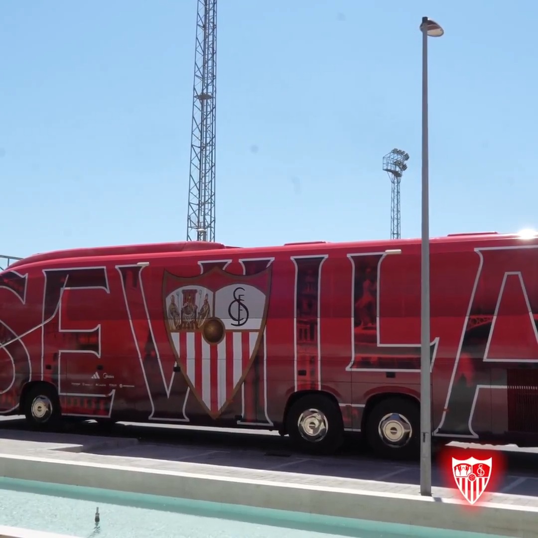 🚌 Camino de Portugal en el autobús oficial, que estrena un nuevo diseño de lo más sevillano ⚪🔴 #WeareSevilla