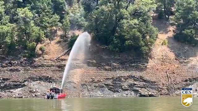 It’s a first for firefighting in California. Through the mutual aid system, Cal OES coordinates 🚤BOATS to assist with battling the #GreenFire 🔥at #ShastaLake. 👀See how they’re being used. Shasta-Trinity NF Sonoma County Fire District Con Fire PIO SAN FRANCISCO FIRE DEPARTMENT MEDIA
