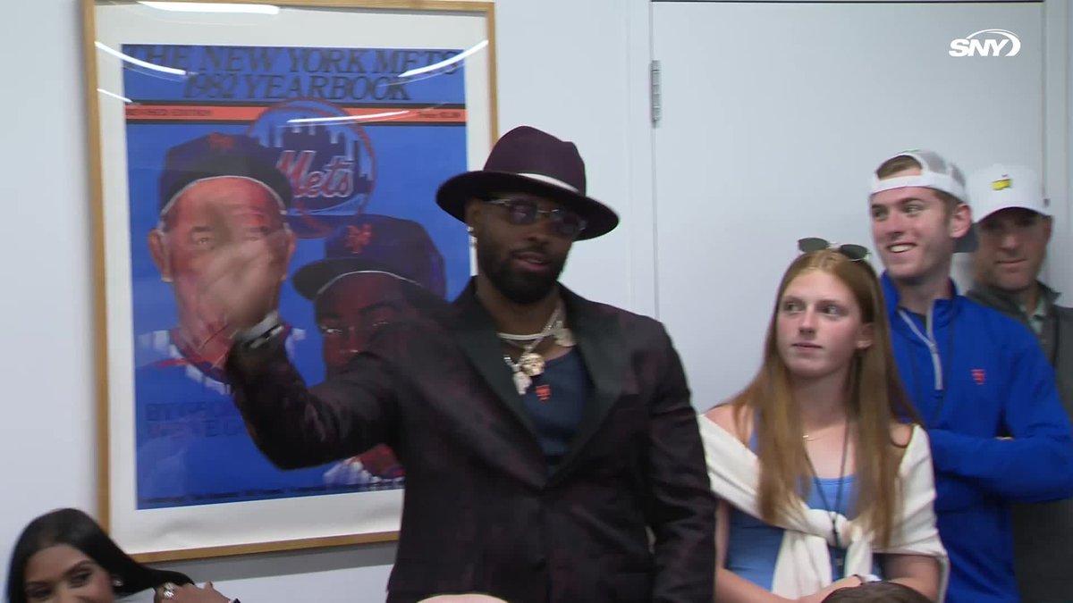 José Reyes and David Wright crashed Carlos Mendoza's pregame press conference 😂 ➡️ Tri-State Cadillac