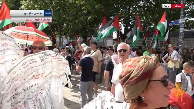 رفعوا لافتات حملت شعارات "لا سلام مع سرقة الأرض" و"إسرائيل ترتكب أكبر مجزرة بحق الأطفال".. مظاهرة في العاصمة الألمانية #برلين والمشاركون يقولون إن حراكهم لن يتوقف.. التفاصيل مع مراسل #الجزيرة عيسى طيبي #الأخبار #حرب_غزة