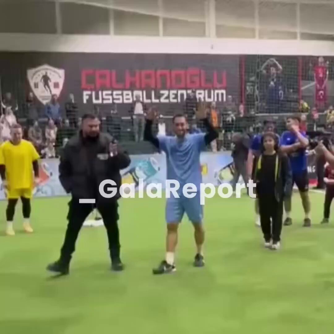 SKANDAL GÖRÜNTÜLER❗️ Hakan Çalhanoğlu, katıldığı bir halı saha maçının ardından Galatasaraylı taraftarlarla birlikte üçlü çektirdi.