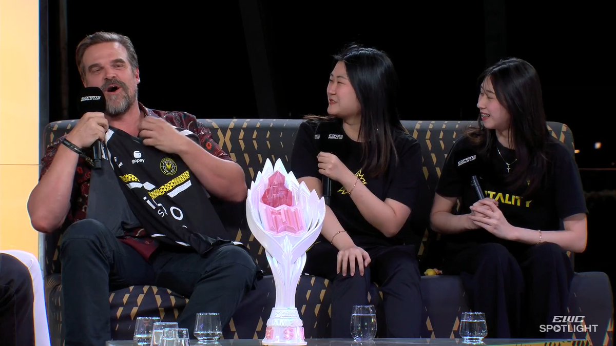 The Team Vitality MLBB team made a fan for life out of David Harbour on EWC Spotlight 🥲